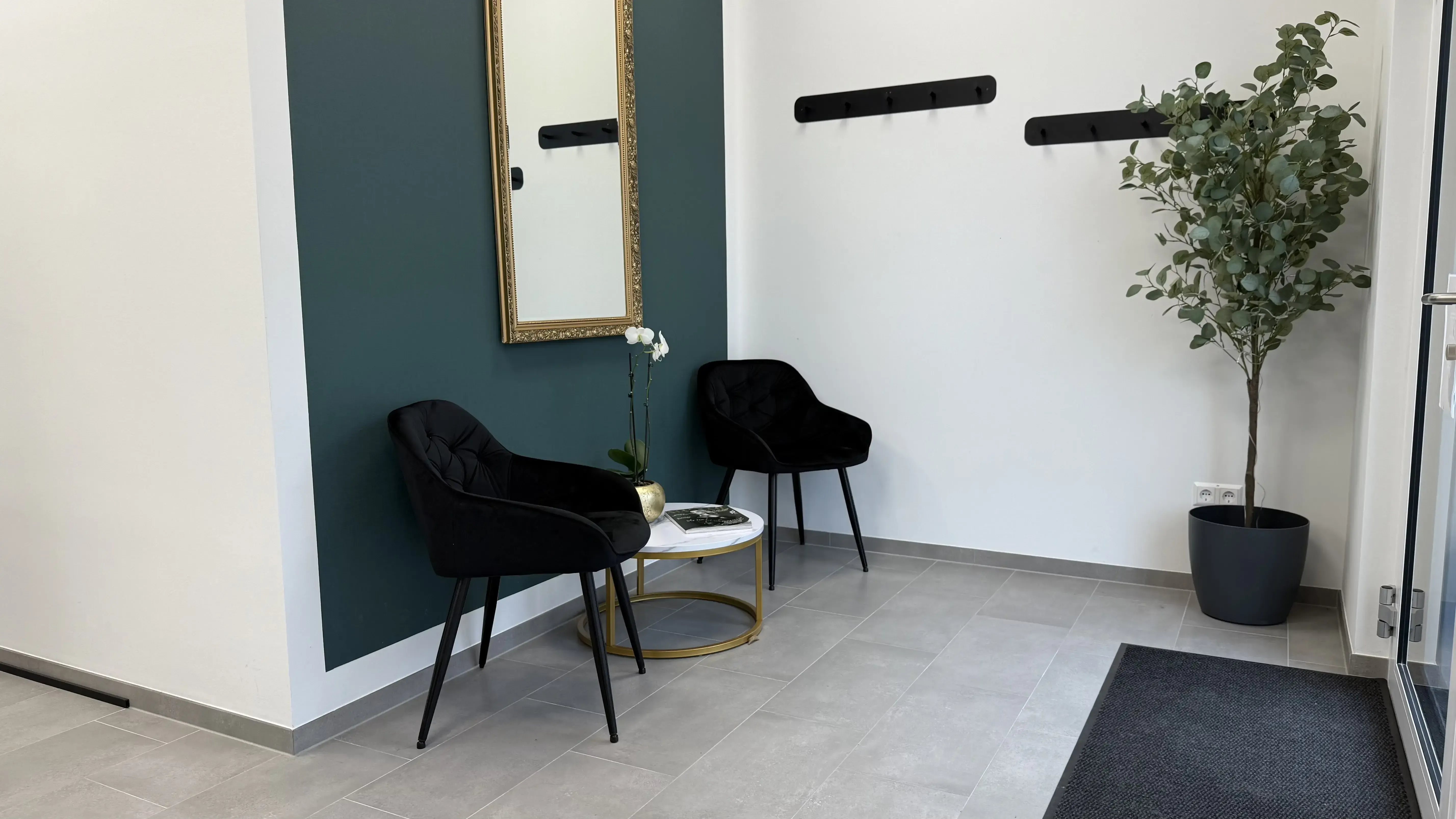 Einladender Eingangsbereich des Le Sorelle Salons in Remseck