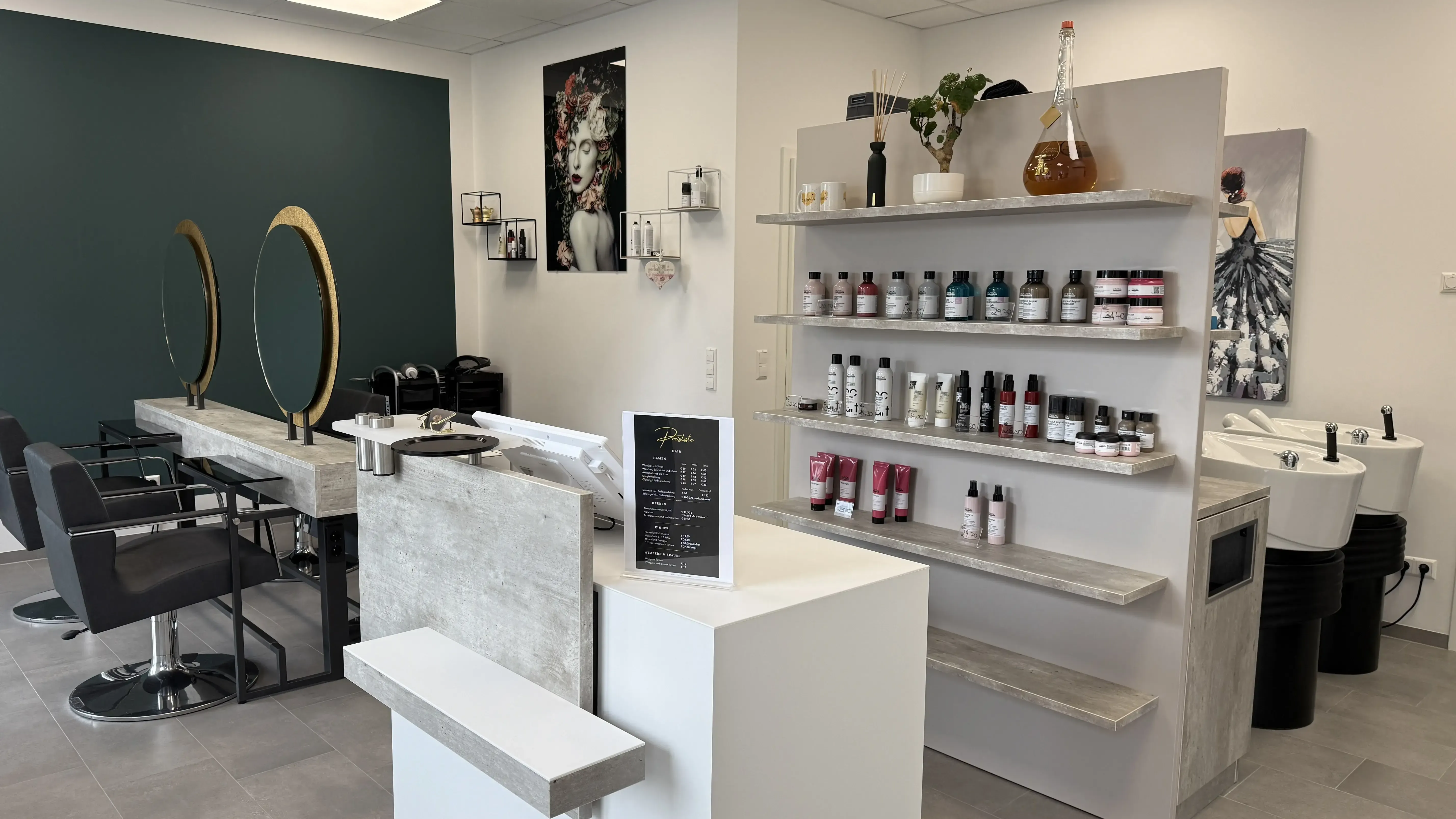 Moderner Kassenbereich bei Le Sorelle mit eleganter Einrichtung